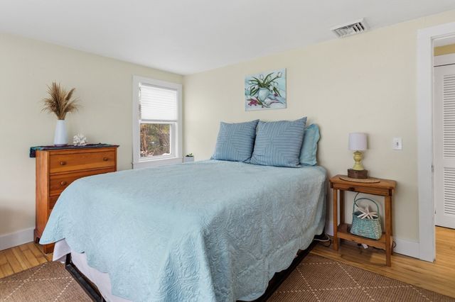 120 Chestnut St, Barnstable, MA 02601