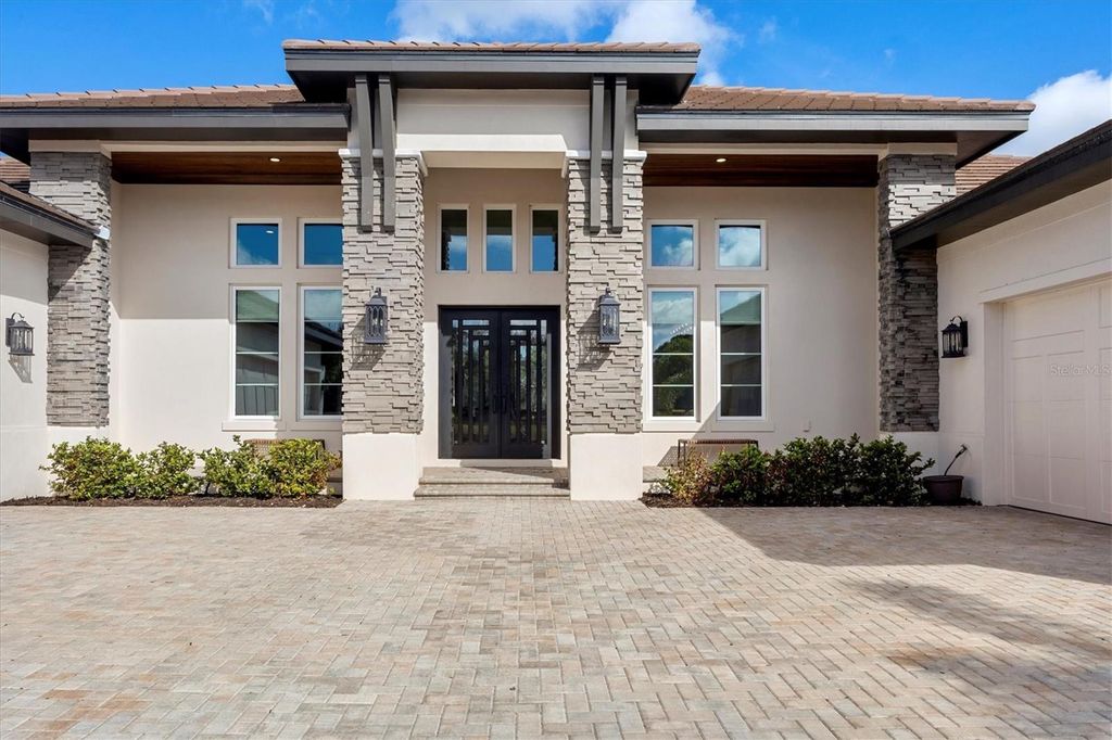 Image 2 of property listing at 3927 FOUNDERS CLUB DRIVE, Sarasota, FL 34240