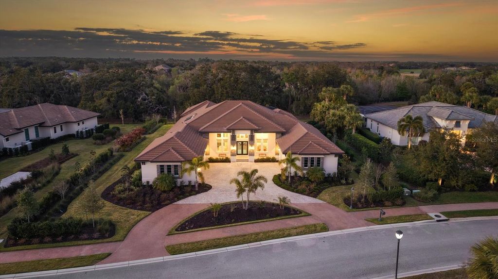 Image 3 of property listing at 3927 FOUNDERS CLUB DRIVE, Sarasota, FL 34240