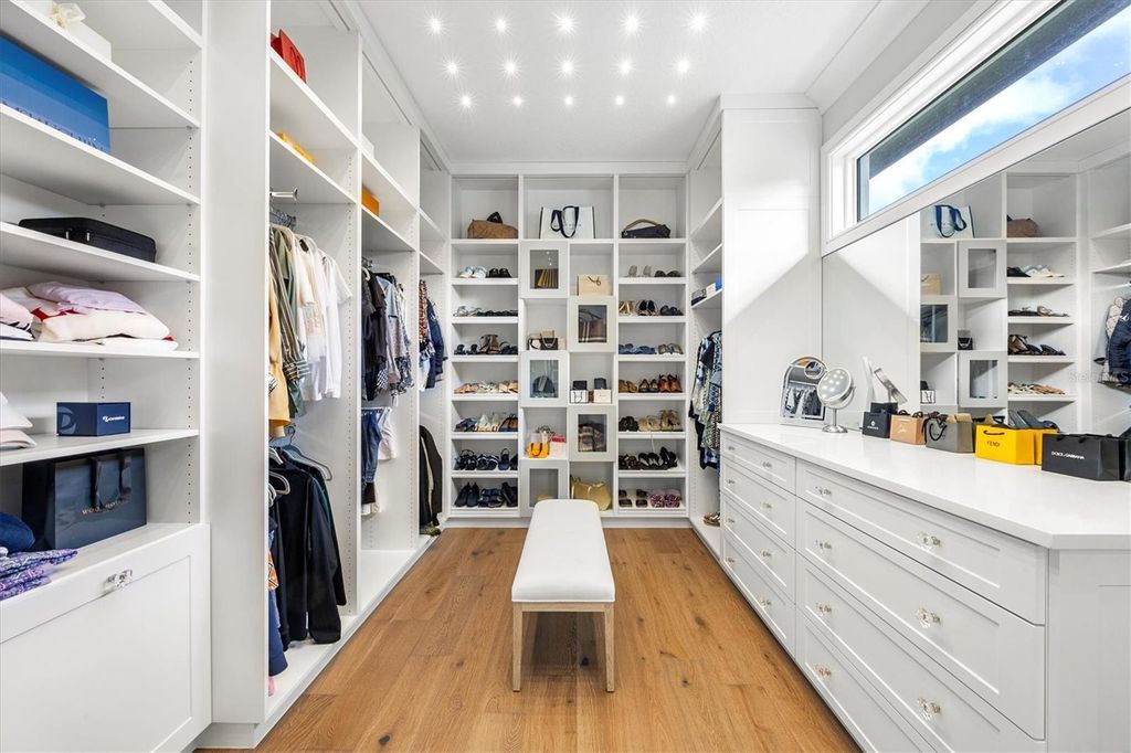 Image 27 of property listing at 3927 FOUNDERS CLUB DRIVE, Sarasota, FL 34240