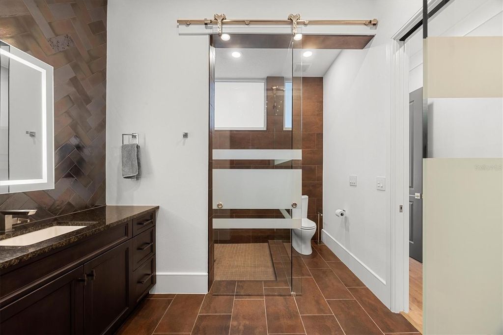 Image 28 of property listing at 3927 FOUNDERS CLUB DRIVE, Sarasota, FL 34240