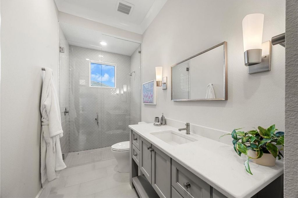 Image 48 of property listing at 3927 FOUNDERS CLUB DRIVE, Sarasota, FL 34240