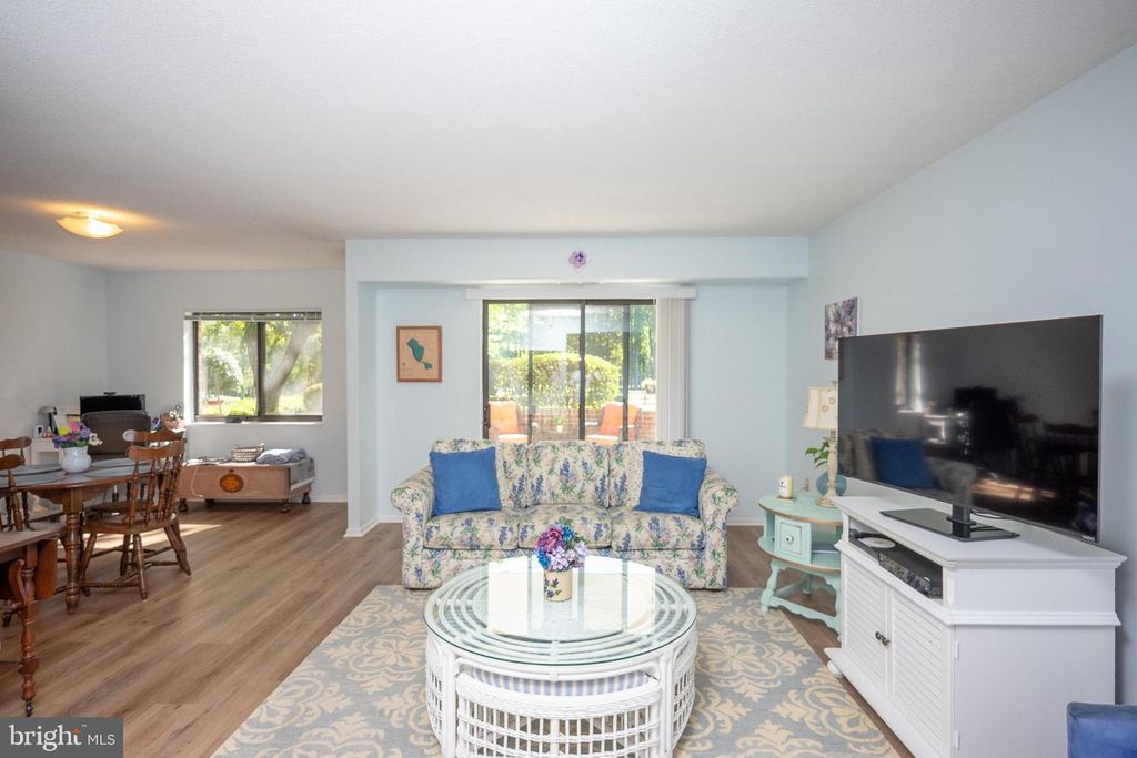 Image 14 of property listing at 15107 INTERLACHEN DR #2-102, Silver Spring, MD 20906