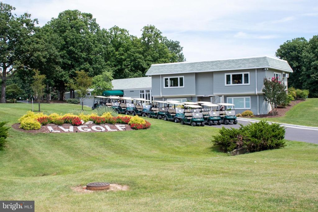 Image 18 of property listing at 15107 INTERLACHEN DR #2-102, Silver Spring, MD 20906
