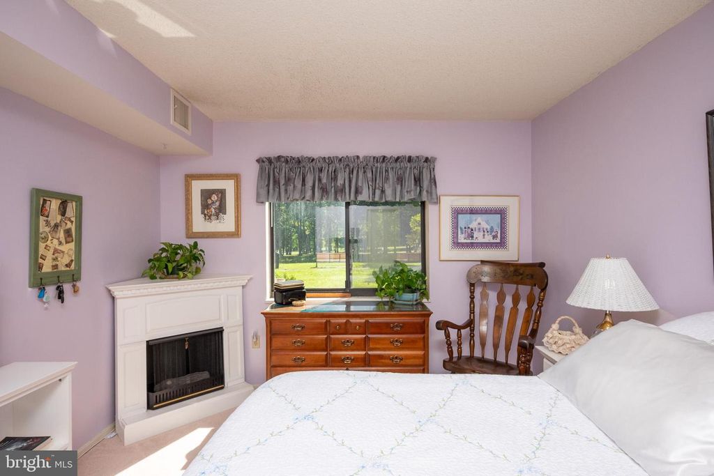 Image 4 of property listing at 15107 INTERLACHEN DR #2-102, Silver Spring, MD 20906