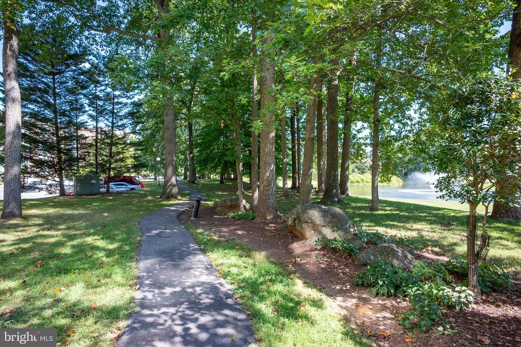 Image 5 of property listing at 15107 INTERLACHEN DR #2-102, Silver Spring, MD 20906