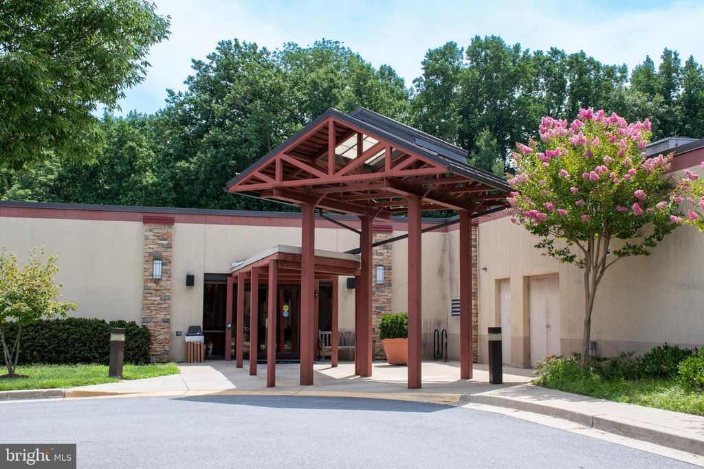 Image 6 of property listing at 15107 INTERLACHEN DR #2-102, Silver Spring, MD 20906