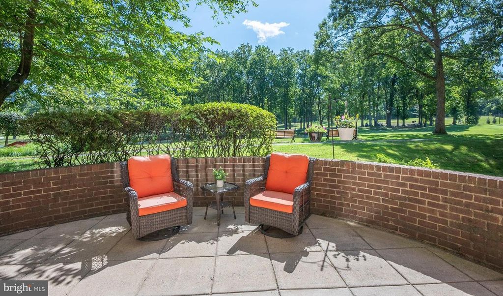 Image 7 of property listing at 15107 INTERLACHEN DR #2-102, Silver Spring, MD 20906