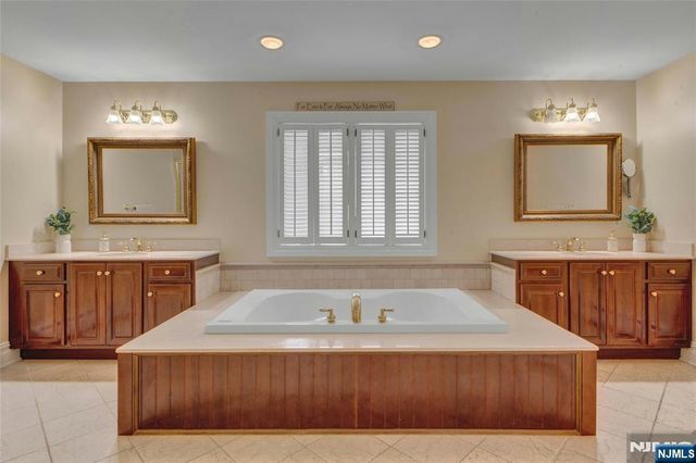 501 Clinton Avenue, Wyckoff, NJ 07481
