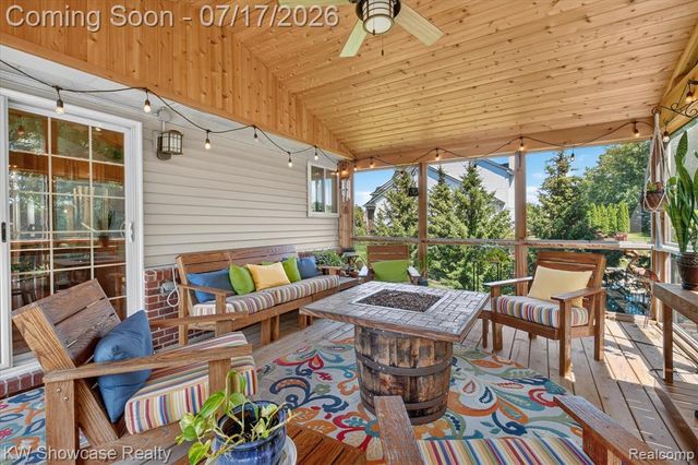 8265 Eastway Drive, White Lake, MI 48386