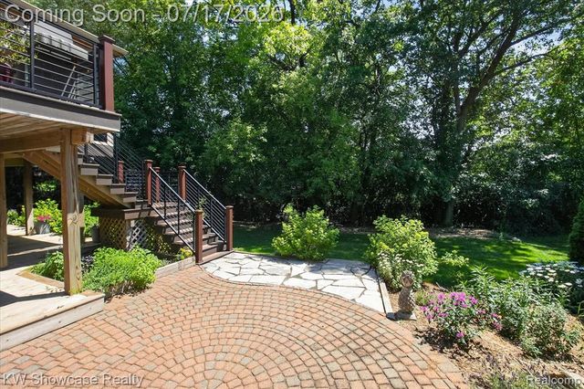 8265 Eastway Drive, White Lake, MI 48386