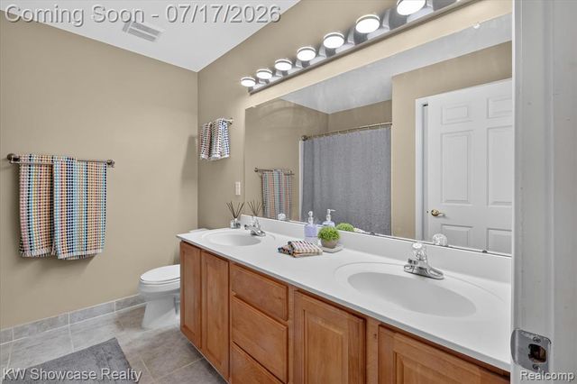 8265 Eastway Drive, White Lake, MI 48386
