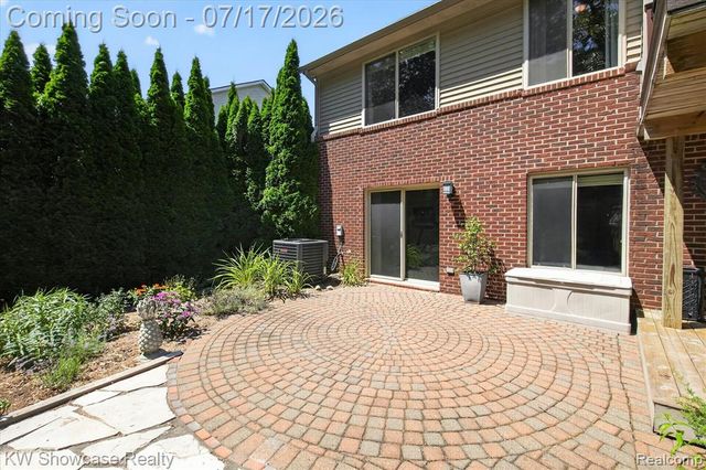 8265 Eastway Drive, White Lake, MI 48386