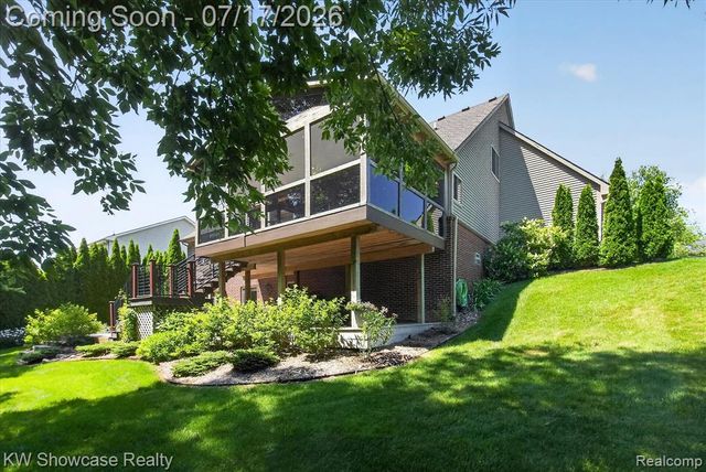 8265 Eastway Drive, White Lake, MI 48386