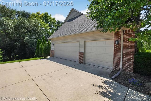 8265 Eastway Drive, White Lake, MI 48386