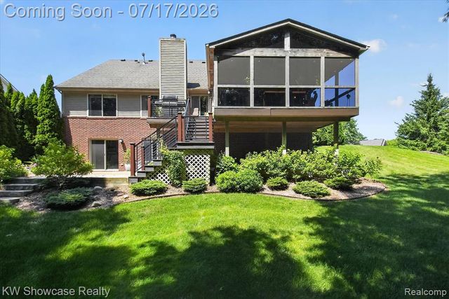 8265 Eastway Drive, White Lake, MI 48386