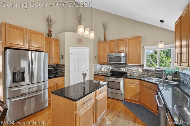 8265 Eastway Drive, White Lake, MI 48386