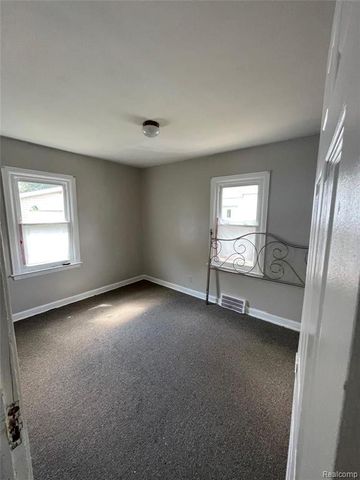 630 E Madison Avenue, Pontiac, MI 48340