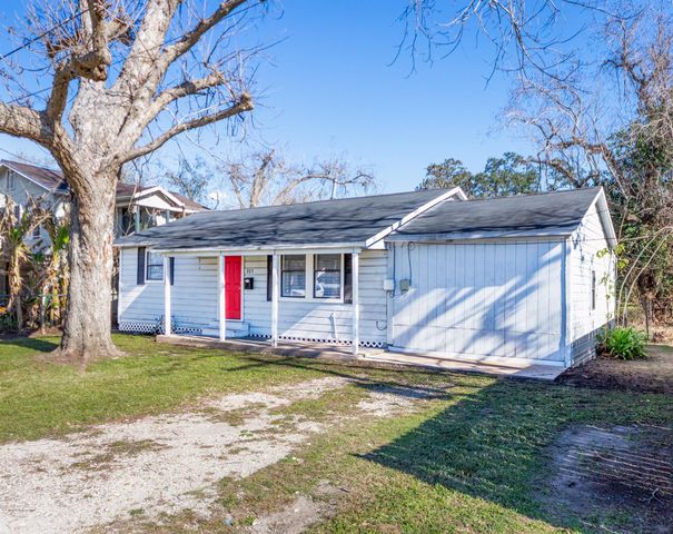 203 S Fig Street, Sweeny, TX 77480