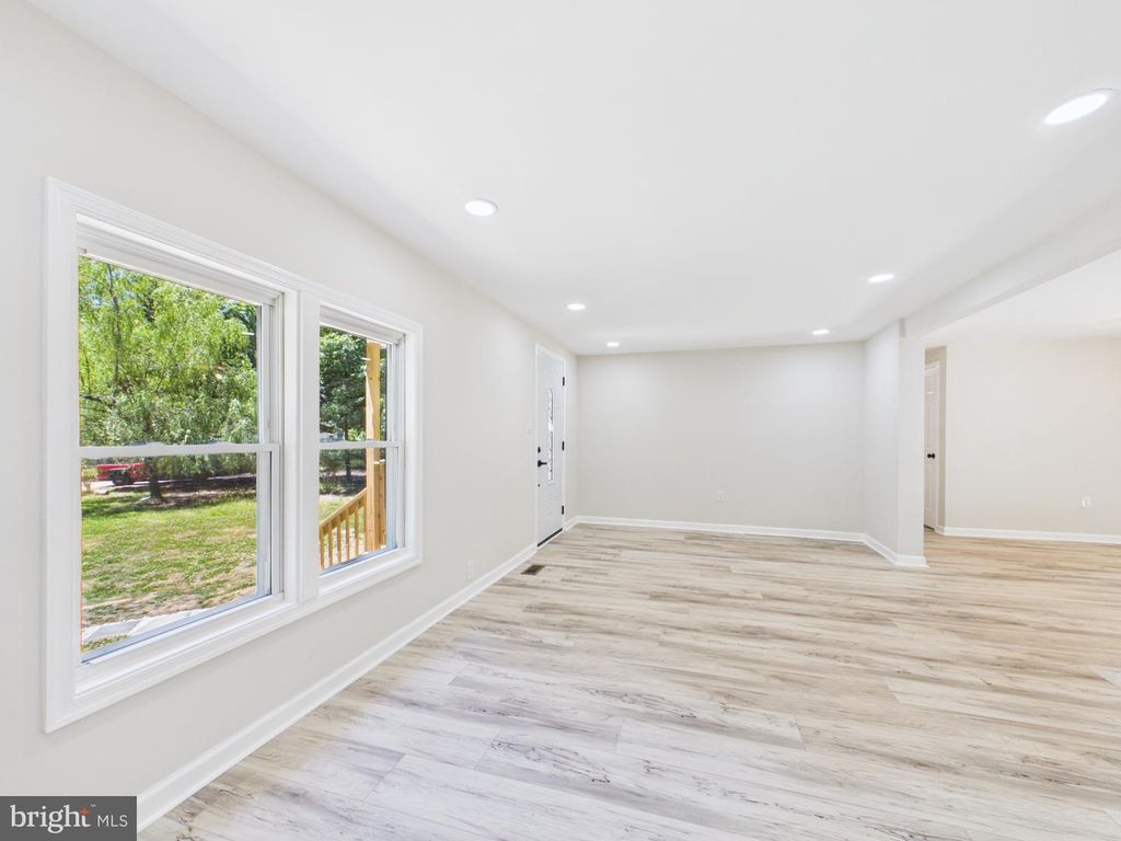 Image 17 of property listing at 2015 ELBA CT, Lusby, MD 20657