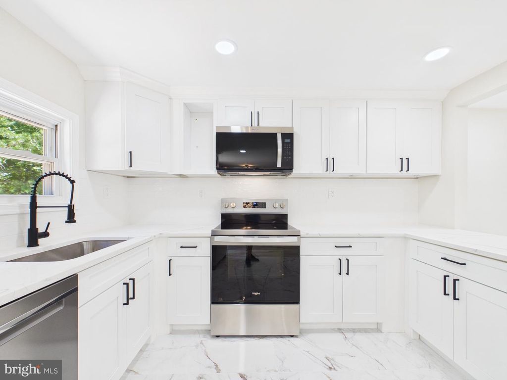 Image 3 of property listing at 2015 ELBA CT, Lusby, MD 20657