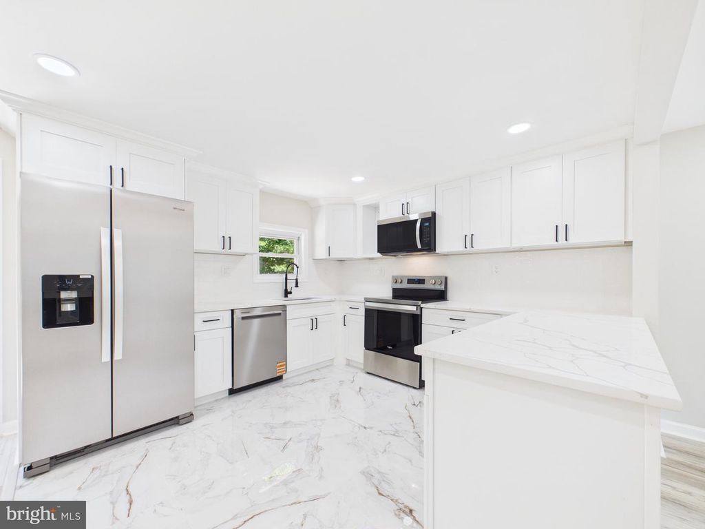 Image 6 of property listing at 2015 ELBA CT, Lusby, MD 20657