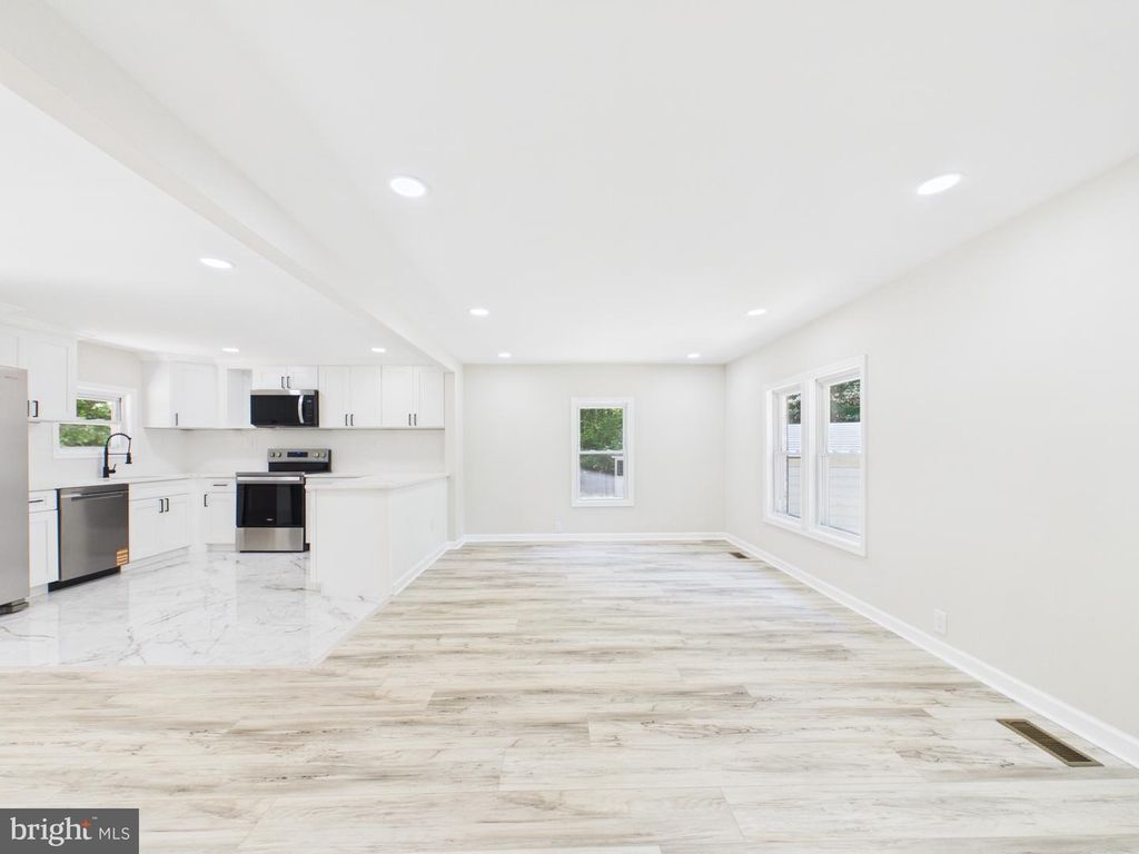 Image 7 of property listing at 2015 ELBA CT, Lusby, MD 20657