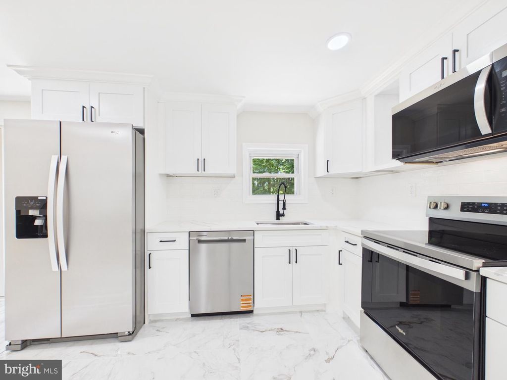 Image 8 of property listing at 2015 ELBA CT, Lusby, MD 20657