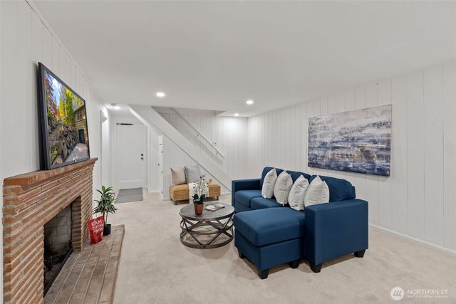 327 108 Avenue SE, Bellevue, WA 98004