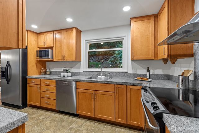 327 108 Avenue SE, Bellevue, WA 98004