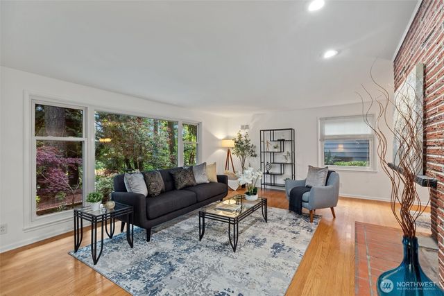 327 108 Avenue SE, Bellevue, WA 98004