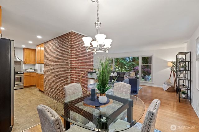 327 108 Avenue SE, Bellevue, WA 98004
