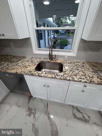 10 MIDFIELD LN, Willingboro, NJ 08046