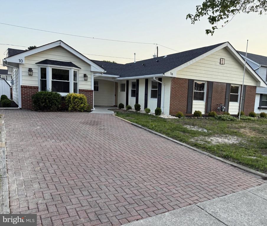 10 MIDFIELD LN, Willingboro, NJ 08046