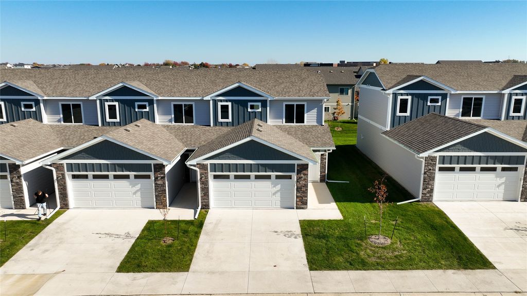 243 NW Waverly Drive, Waukee, IA 50263