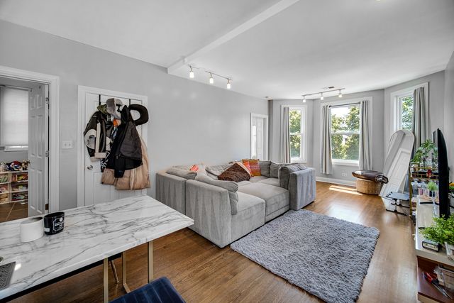 3850 W Diversey Avenue, Chicago, IL 60647