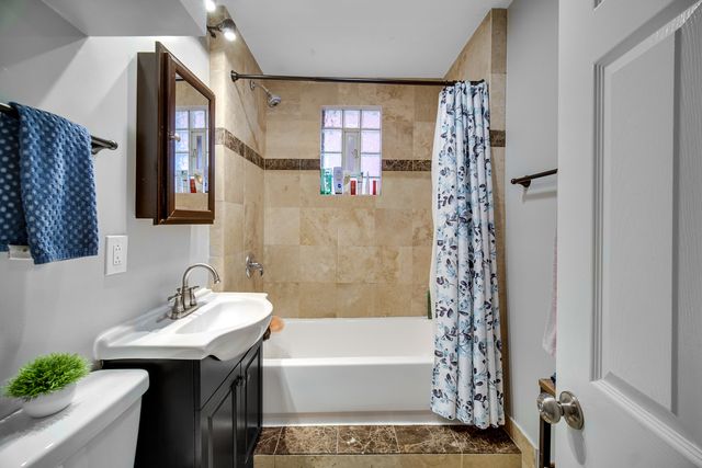 3850 W Diversey Avenue, Chicago, IL 60647