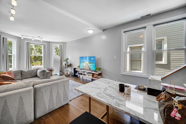 3850 W Diversey Avenue, Chicago, IL 60647