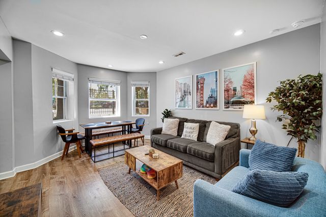 3850 W Diversey Avenue, Chicago, IL 60647