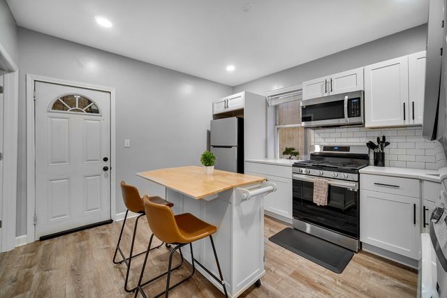 3850 W Diversey Avenue, Chicago, IL 60647