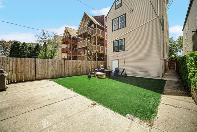 3850 W Diversey Avenue, Chicago, IL 60647