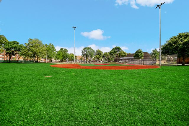 3850 W Diversey Avenue, Chicago, IL 60647