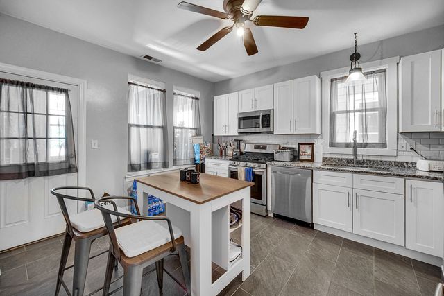 3850 W Diversey Avenue, Chicago, IL 60647