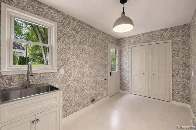5600 Woodwind Drive, Bloomfield Hills, MI 48301