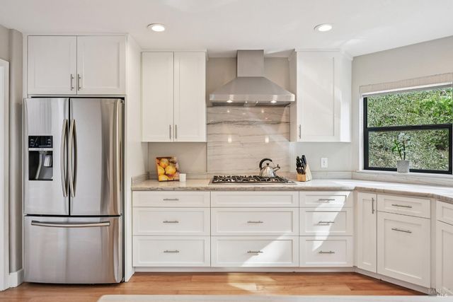 5146 Vista Grande Dr, Santa Rosa, CA 95403