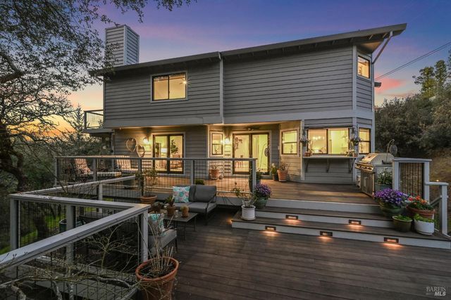 5146 Vista Grande Dr, Santa Rosa, CA 95403