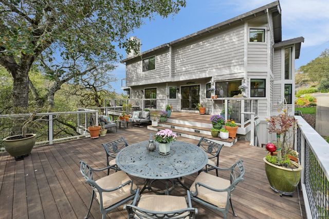 5146 Vista Grande Dr, Santa Rosa, CA 95403