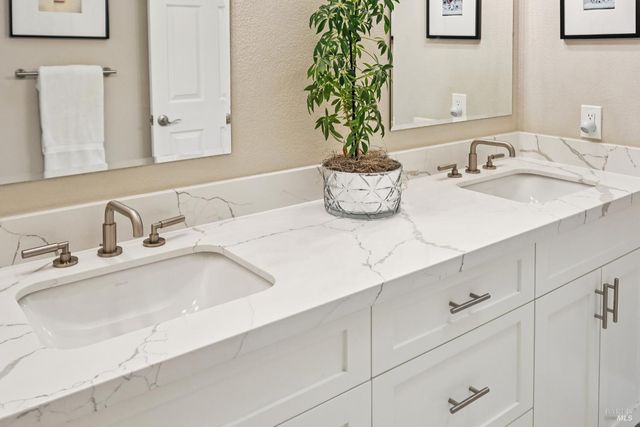 5146 Vista Grande Dr, Santa Rosa, CA 95403