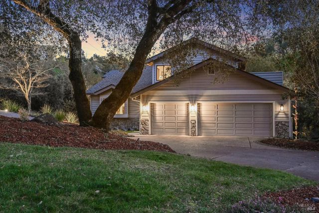 5146 Vista Grande Dr, Santa Rosa, CA 95403