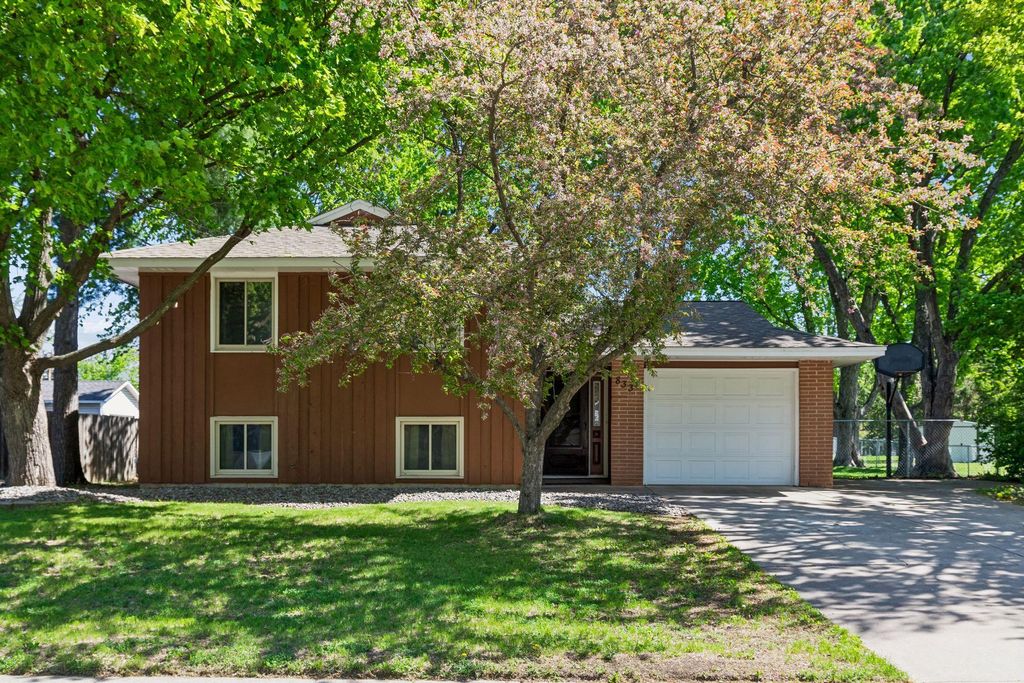 833 Oriole Drive, Apple Valley, MN 55124